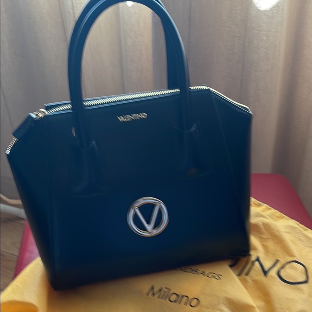 A beautiful handbag ,authentic and brand new
